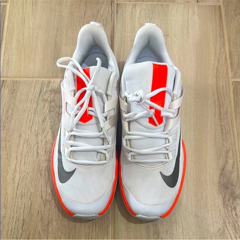Nike Women’s White Athletic Sneakers with Orange Accents and Gray Swoosh